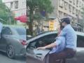 交警查扣奔驰“违章王” 车主突然猛踩油门两名执法人员被挂车门带走