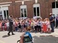 尴尬!马克龙被小学生提问“你挨那巴掌怎么样了?”