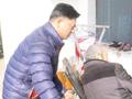 小伙照顾瘫痪继父11年不离不弃:他在世一天我就照顾一天