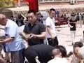 新人结婚请亲友站路边吃面 亲友:挺好的 不浪费