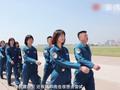 陆军首批女飞行学员进行毕业大考:女飞行学员1分钟转30圈滚轮