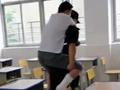 中考学生腿部骨折坐轮椅:武汉特警背上三楼考场