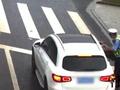 交警执勤遇大雨 路过女司机从车窗扔出一把伞