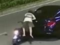 “骑车玩手机撞损宾利”女子被找到 车主称她态度好没让赔