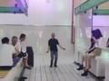 浙江大爷安置点里跳“魔性”扭腰舞:想帮助大家缓解情绪