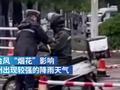 暖心!交警大雨中为外卖员整理雨衣