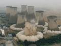 英巨型冷却塔爆破震撼现场:底部瞬间崩裂 齐刷刷倒塌被夷为平地