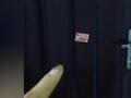 女子回家发现门内侧被贴开锁广告:已报警
