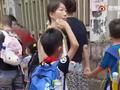 山东一小学生校外听到国歌立正敬礼 网友:少年强则中国强!