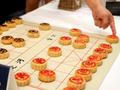 重庆一景区制作象棋月饼 现场对弈吃掉对手