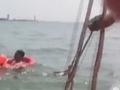 青岛大爷挺身而出救坠海游客:别怕 抓紧我