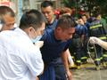 心疼!消防员连续4次冲上20多层高楼救人 疏散225人后中暑呕吐