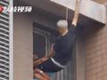 7旬老人5楼擦玻璃坠落因系绳幸免于难:以防万一 自己栓的!