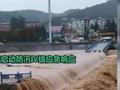河南多地普降暴雨:泥石流冲塌平房 河水暴涨车在水中漂
