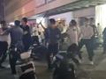 网传青岛海底捞员工和保安因卸货引发群殴 警方:已传唤涉案人员