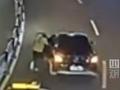外卖小哥飞奔一跃刹住无人轿车
