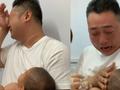 奶爸抱孩子打针哭得比娃还猛:心疼得满头大汗 双目肿成“核桃眼”