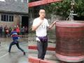 好贵的爱好!80多人众筹16万元做近5000斤重陀螺,玩一次上千元
