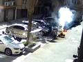 男子放鞭炮庆祝买新车 结果把别人车烧了