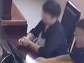 喝了水还嚼了嚼 男子当庭吞下纸质证据被罚5万元