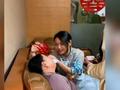 妈妈不舍女儿出嫁瘫坐沙发大哭,化妆师:在场的人忍不住抹泪