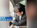 妈妈外出打工对扒车门孩子说滚,老乡:有条件都想带着娃