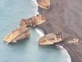 日本硫磺岛升高 海滩浮现多艘美军二战沉船锈迹斑斑