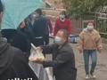 暖心!兰州市民排队进行核酸检测 大叔拿来自家的包子送温暖