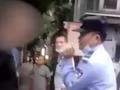 行拘!一男女骑车未戴头盔,辅警上前劝导反被两人扇巴掌打头