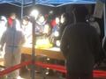 现场!兰州新增多个核酸采样机构,市民连夜排队做核酸检测