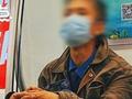 地铁上一老人用绳子绑住开裂皮鞋继续穿 拍摄者:心酸