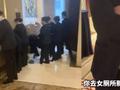 男子如厕时10名女子闯入,酒店道歉被怒怼:我进女厕所也跟你道歉