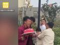 新郎结婚被绑杆上被抹蛋糕、撒面粉,反抗不了后大喊:把我妈叫来