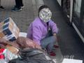 大妈携带大量废品乘坐公交车被拒 坐在地上放声大哭