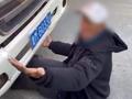 大爷强行拦截接亲婚车 钻车底讨要红包喜烟