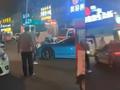 跑车两次加速故意冲撞男子,旁人急忙把人拉开,警方回应