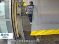 男子遇没栓绳藏獒假装不动仍被咬 当事人:处理完伤口双方和解了