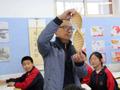 生物老师用折纸演示DNA分子结构 将抽象知识具体化