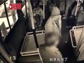大爷嫌公交慢拿买菜推车猛砸司机脑袋 司机:我说开不快他就骂我