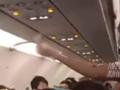 男子疑打开飞机安全门被制止 双方发生激烈争吵