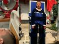 自力更生!截瘫男子嘴叼铁棍刷手机兼职为妻减负