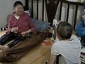 袖珍男子摆摊卖水果给残疾母亲治病,用瘦弱身躯撑起一个家