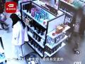 丢人!2人佯装试衣服偷万元名牌包被刑拘