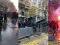 法国警民爆发激烈冲突:警察被黑衣人扔照明弹追着打 举盾牌后撤