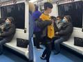 东北大姐地铁上沉浸式热舞 目击者:我们尴尬,她内心强大