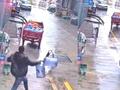 三轮车失控“跑路” 小伙使出“飞毛腿”狂追!网友:好险差点撞车了