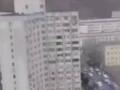 突发!辽宁丹东一建筑顶楼发生爆炸 楼下多辆车被砸