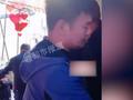 抓捕时嫌疑人的小孙女出现 民警下意识挡住孩子视线