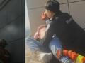 男子抱小孩欲轻生 救援人员:“你就不是男人”