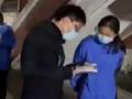 杭州一中学核酸检测现场:学生边看书边排队 化学老师在一旁辅导讲题